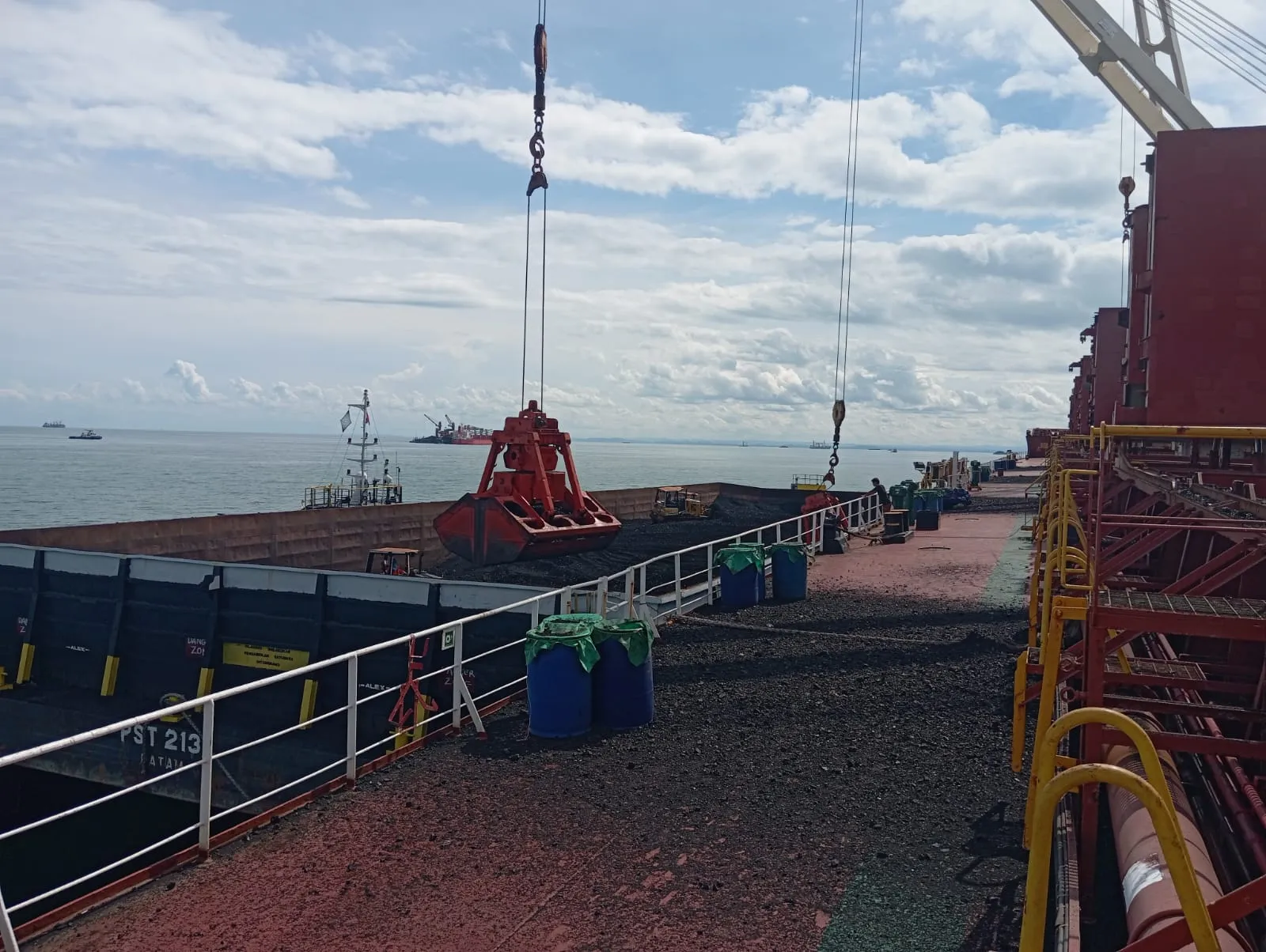Grab oranye tergantung di atas geladak kapal di laut lepas