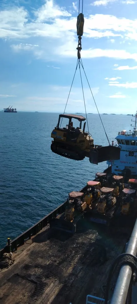 Tugboat merah putih merapat di lambung kapal besar